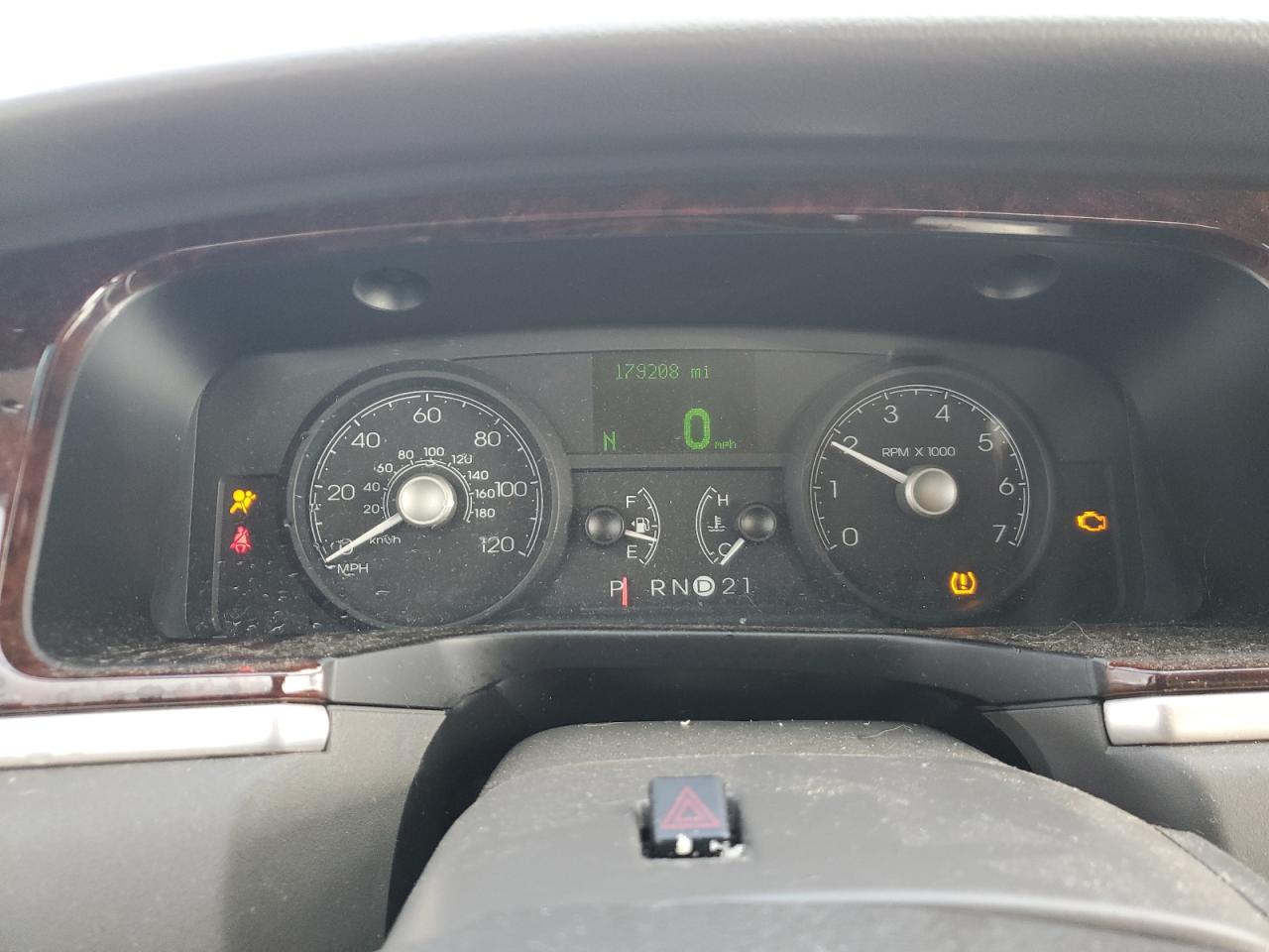 LINCOLN TOWN CAR SIGNATURE LIMITED