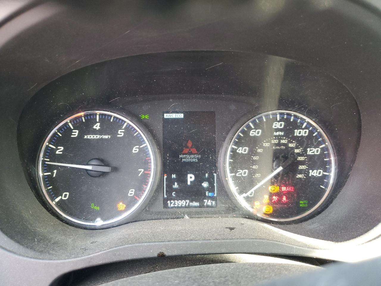 MITSUBISHI OUTLANDER SE