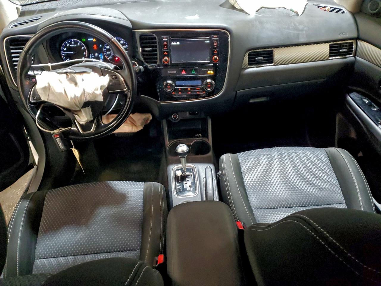 MITSUBISHI OUTLANDER SE