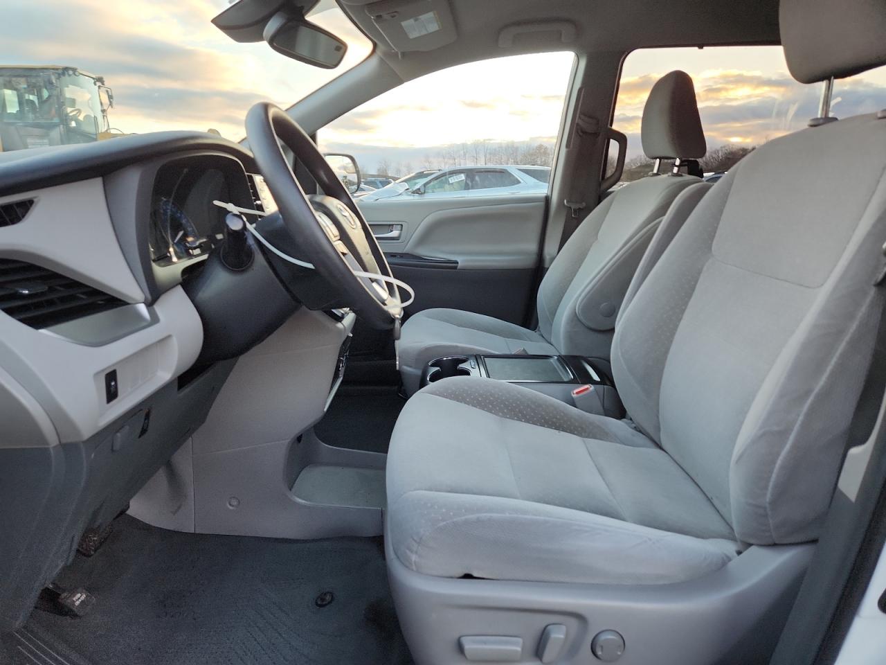 Lot #3308459290 2019 TOYOTA SIENNA LE