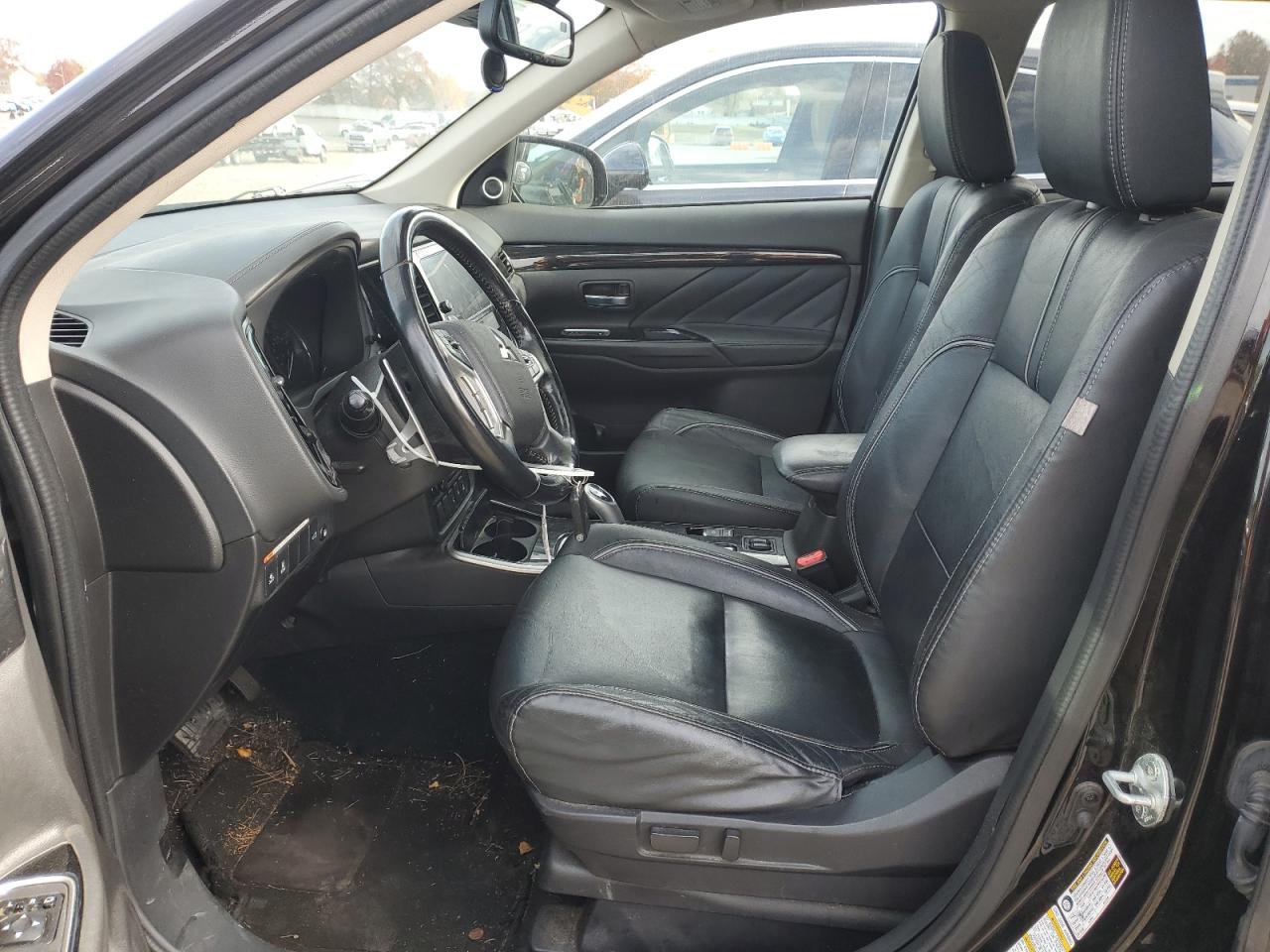 MITSUBISHI OUTLANDER SE