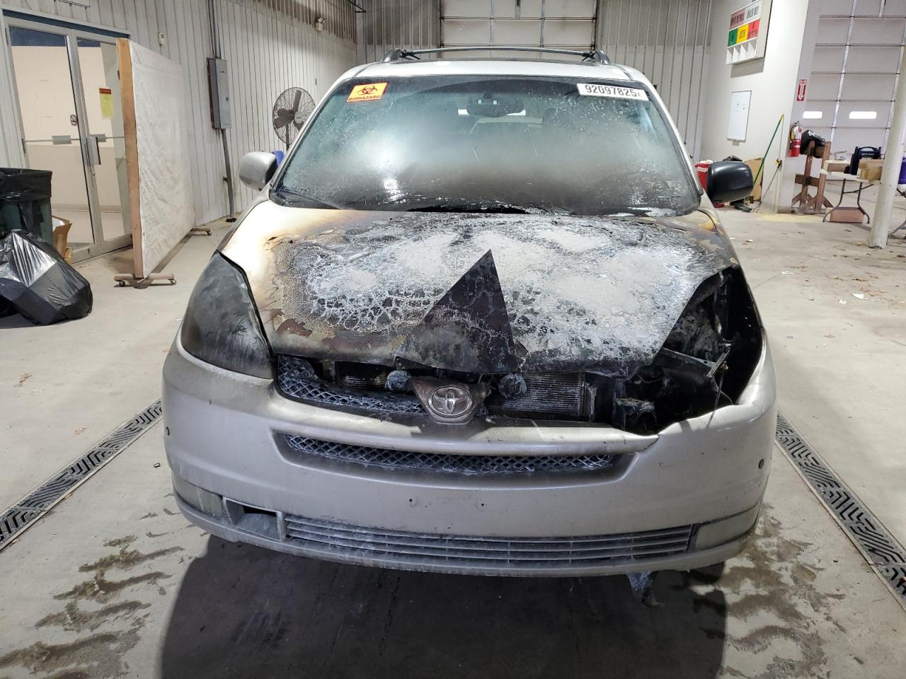 Lot #3301962425 2004 TOYOTA SIENNA XLE