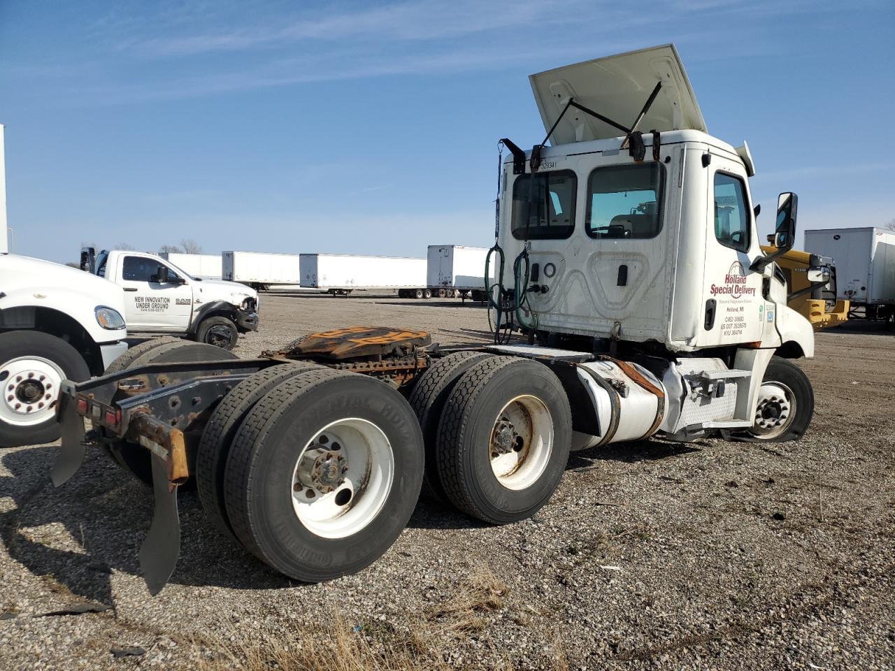 Lot #3297961812 2019 FREIGHTLINER CASCADIA 1