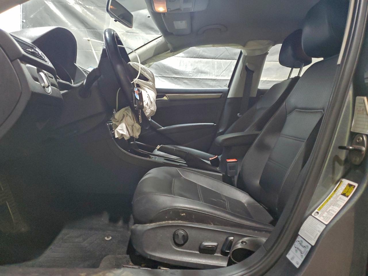 Lot #3311715230 2017 VOLKSWAGEN PASSAT R-L