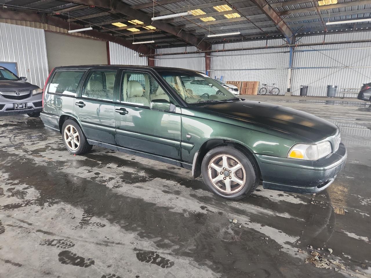 Lot #3298133139 2000 VOLVO V70 BASE
