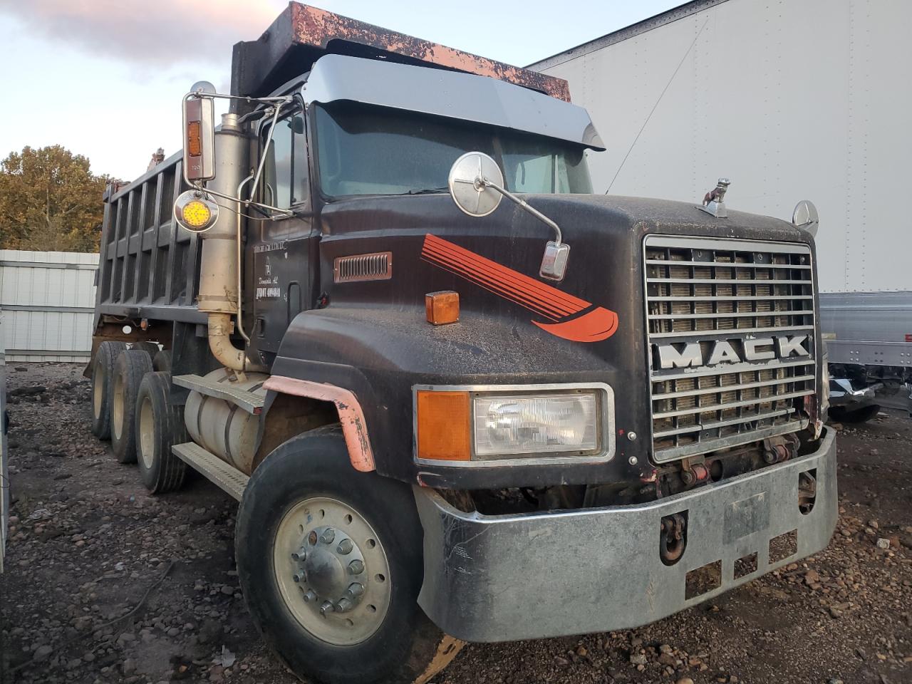 Lot #3286579157 1994 MACK CH613 MAXI