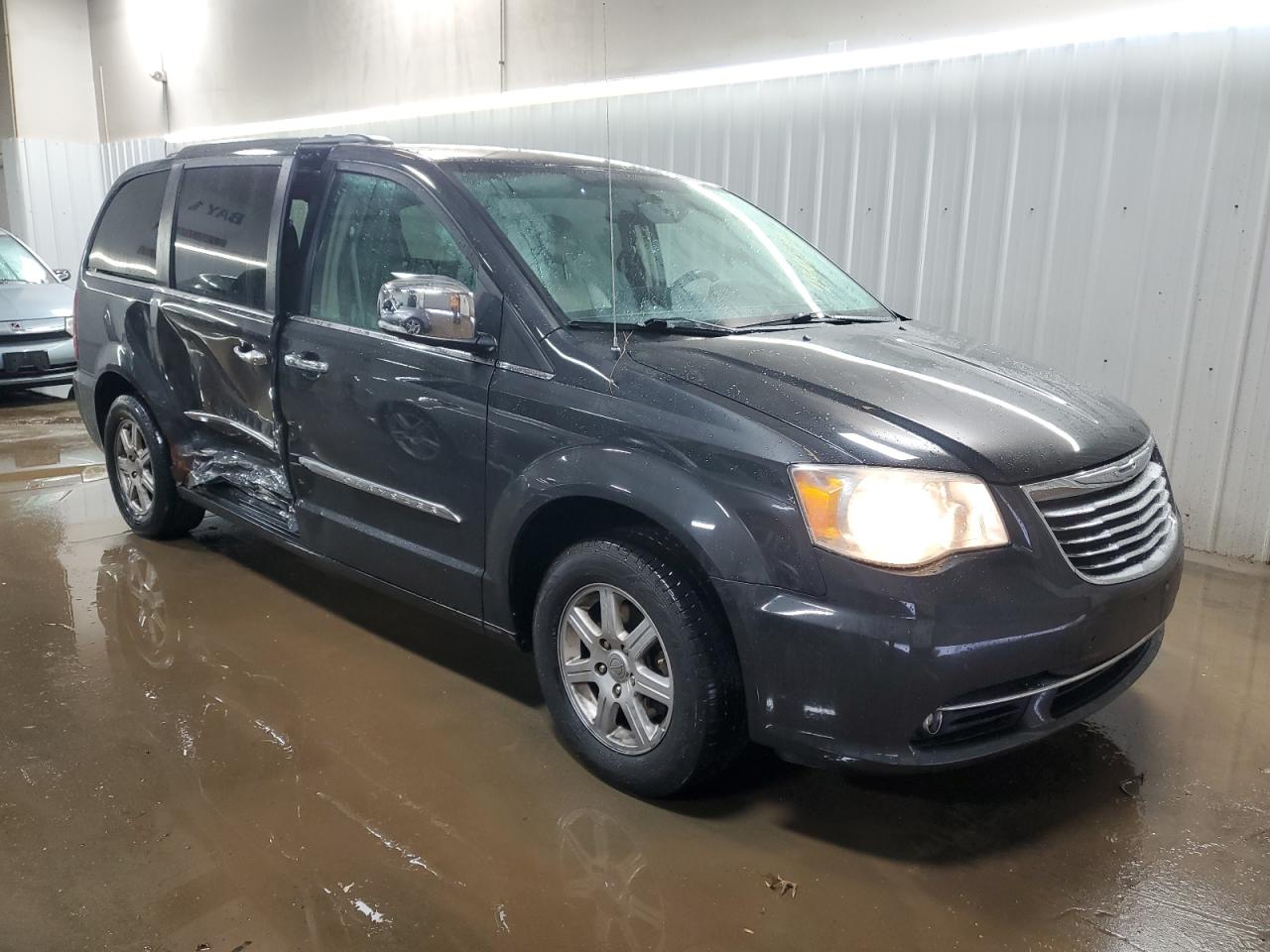 CHRYSLER TOWN & COUNTRY TOURING L