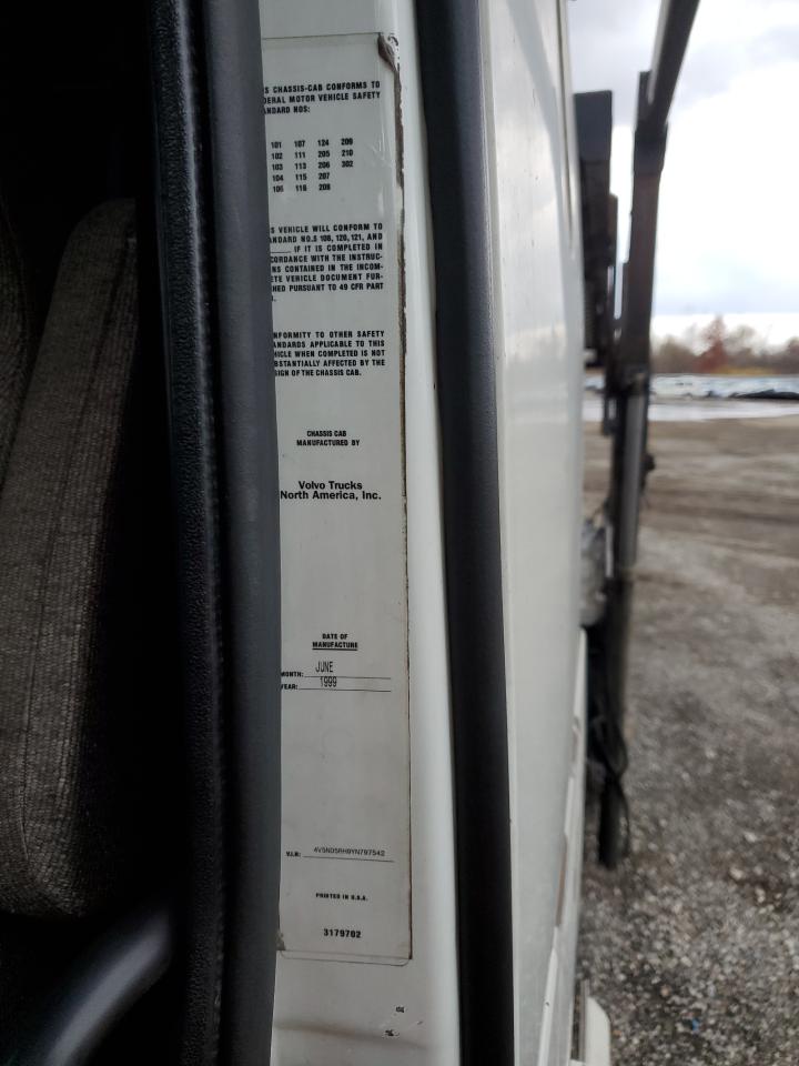 Lot #3283849453 2000 VOLVO VN
