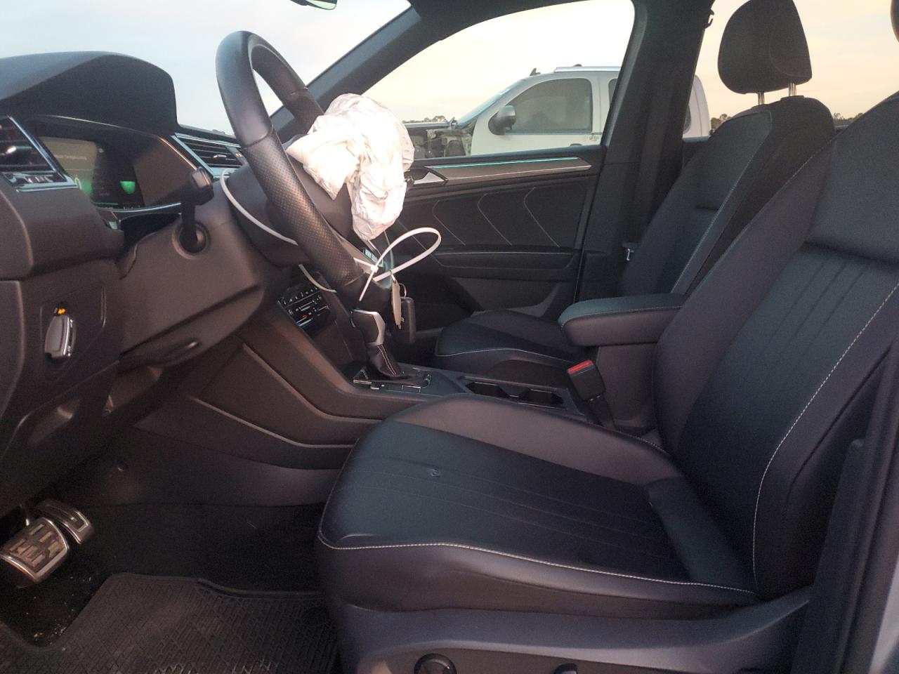 VOLKSWAGEN TIGUAN SE R-LINE BLACK