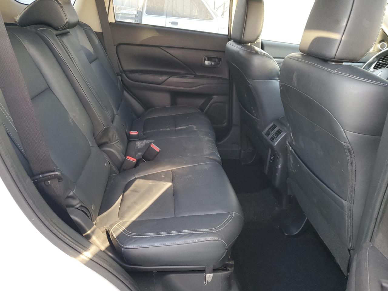 MITSUBISHI OUTLANDER SE