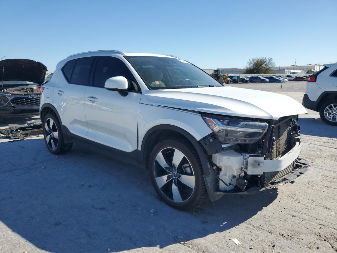 VOLVO XC40 T5 MOMENTUM