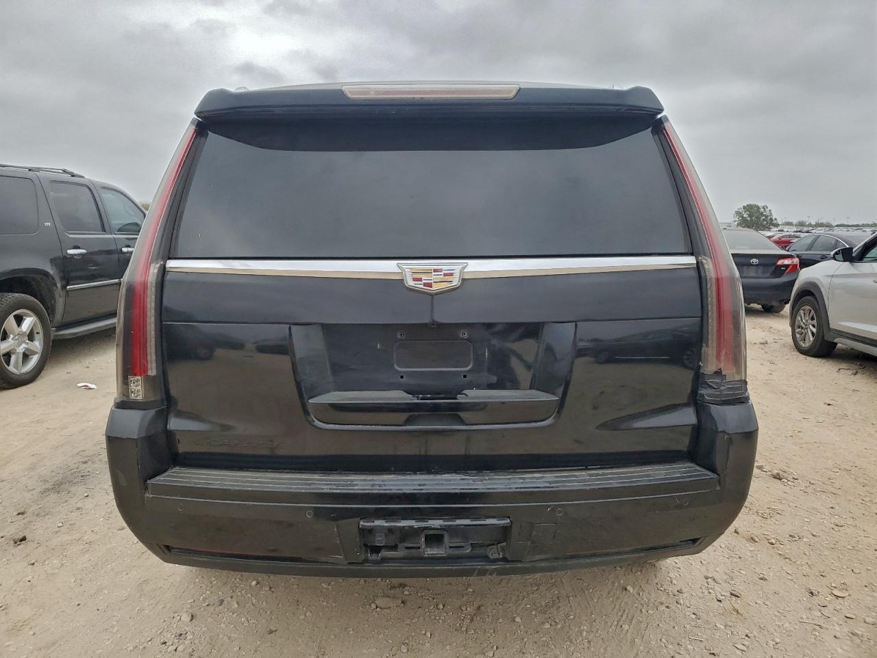 CADILLAC ESCALADE LUXURY