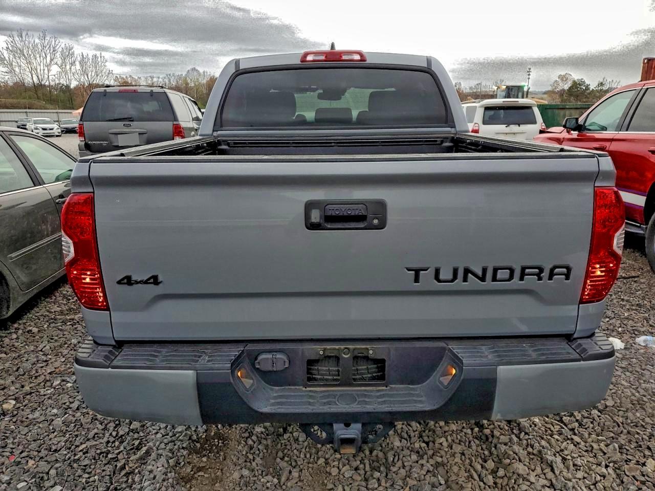 TOYOTA TUNDRA CREWMAX SR5