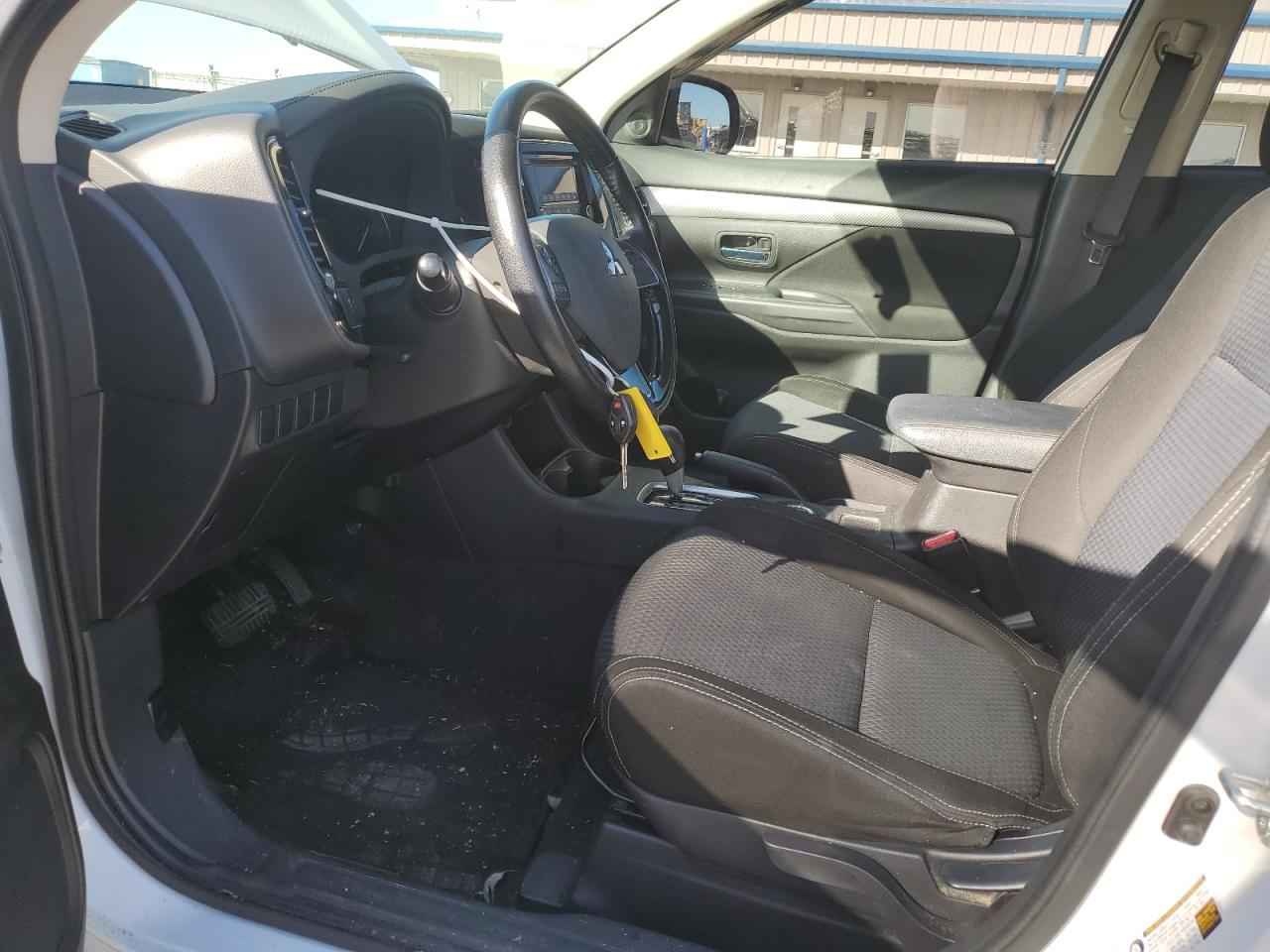 MITSUBISHI OUTLANDER SE