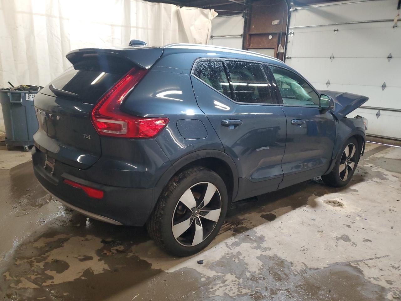 VOLVO XC40 T4 MOMENTUM