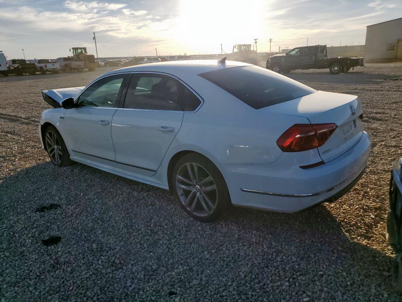 Lot #3302699100 2017 VOLKSWAGEN PASSAT R-L