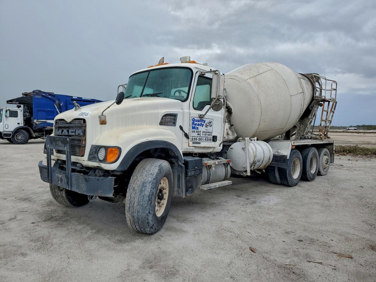 Lot #3302766343 2005 MACK 700 CV700