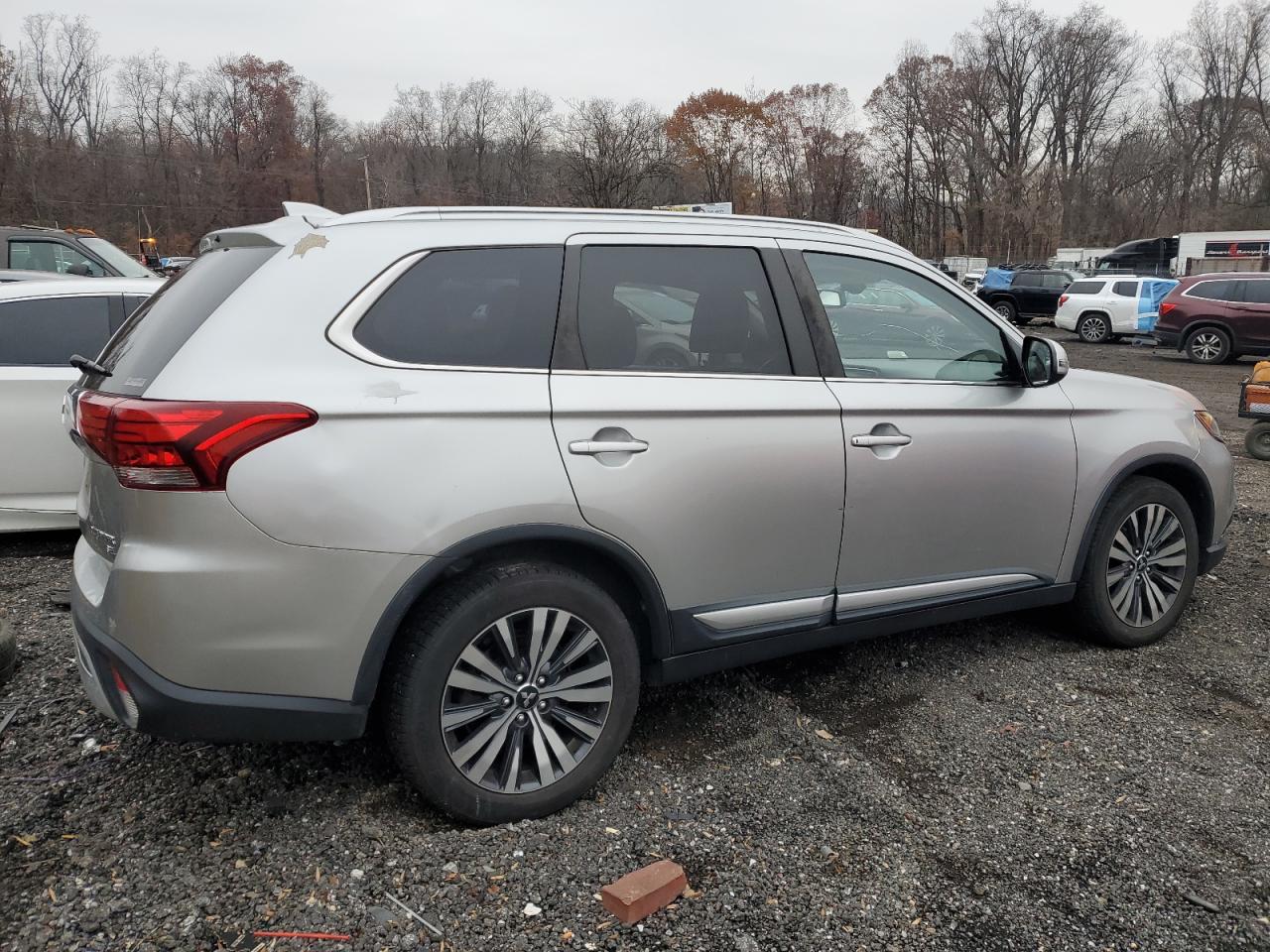 MITSUBISHI OUTLANDER SE