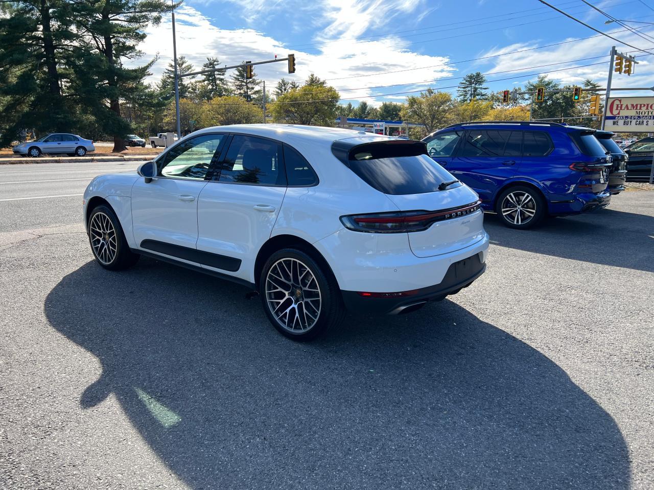 PORSCHE MACAN