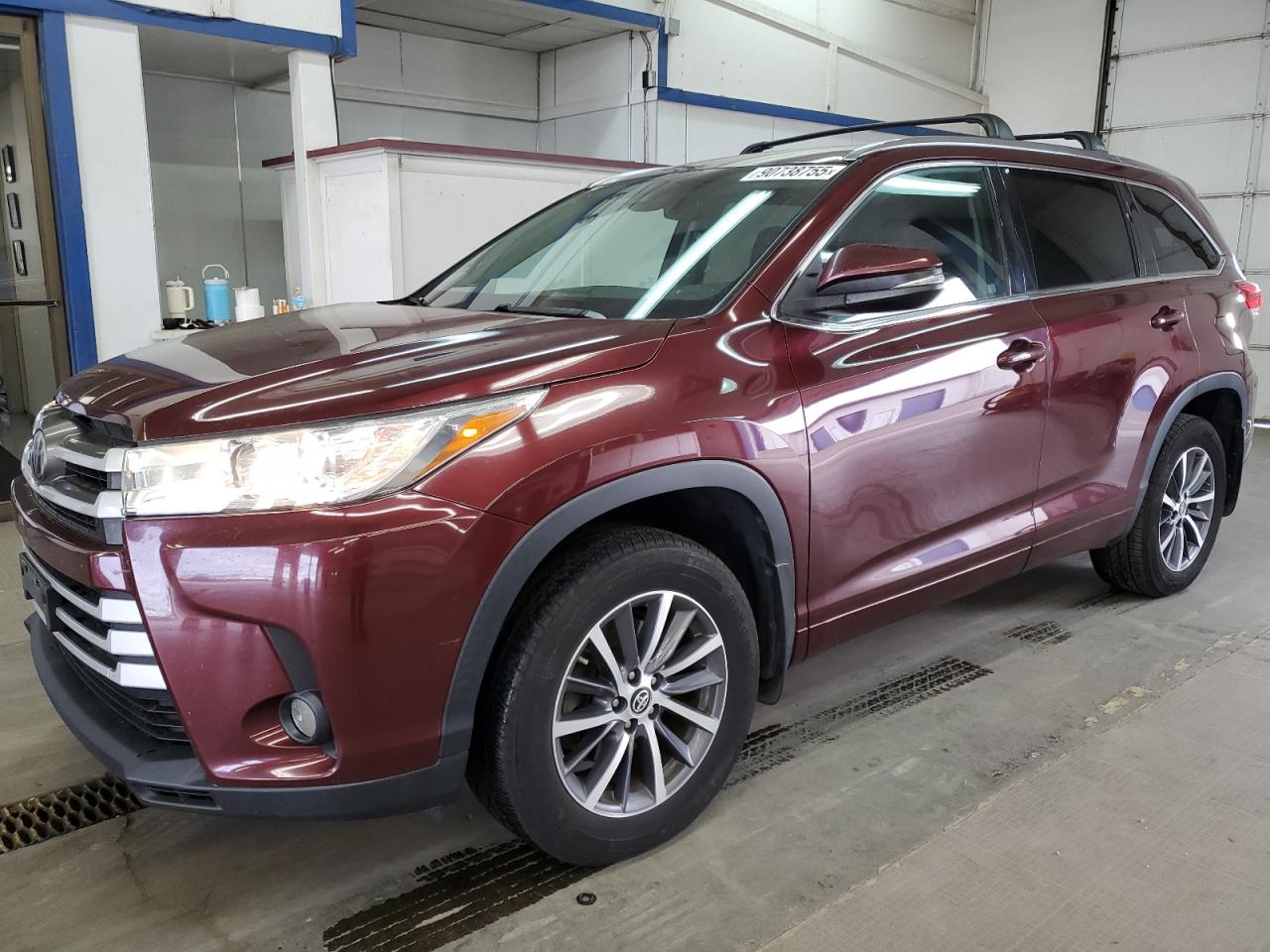 Lot #3317083979 2017 TOYOTA HIGHLANDER