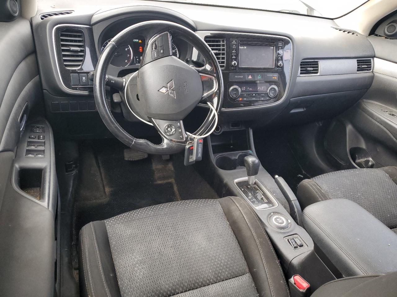 MITSUBISHI OUTLANDER SE