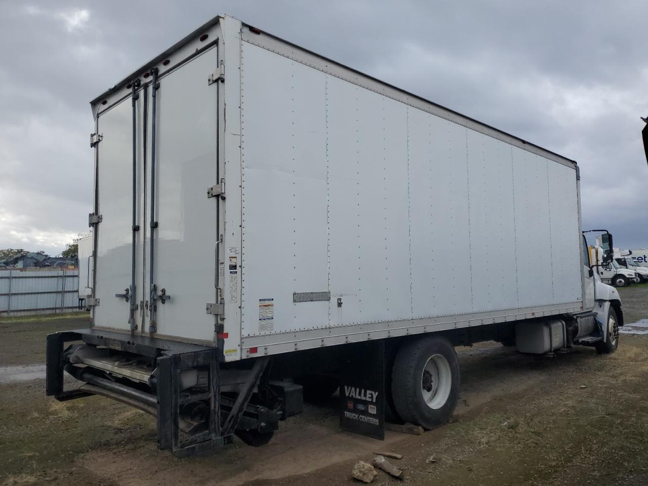 Lot #3280582453 2012 HINO 258/268