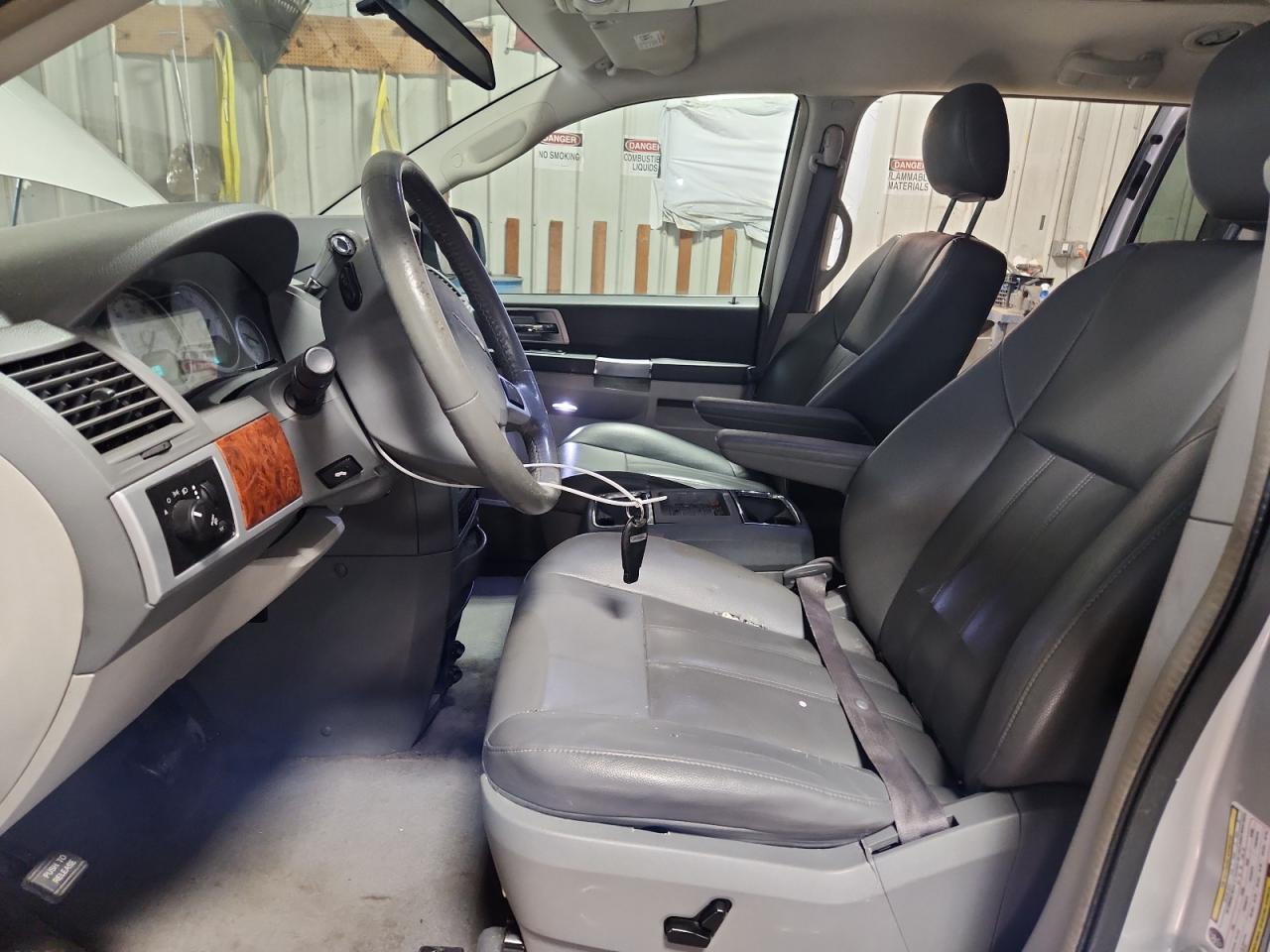 Lot #3302923089 2008 CHRYSLER TOWN & COU