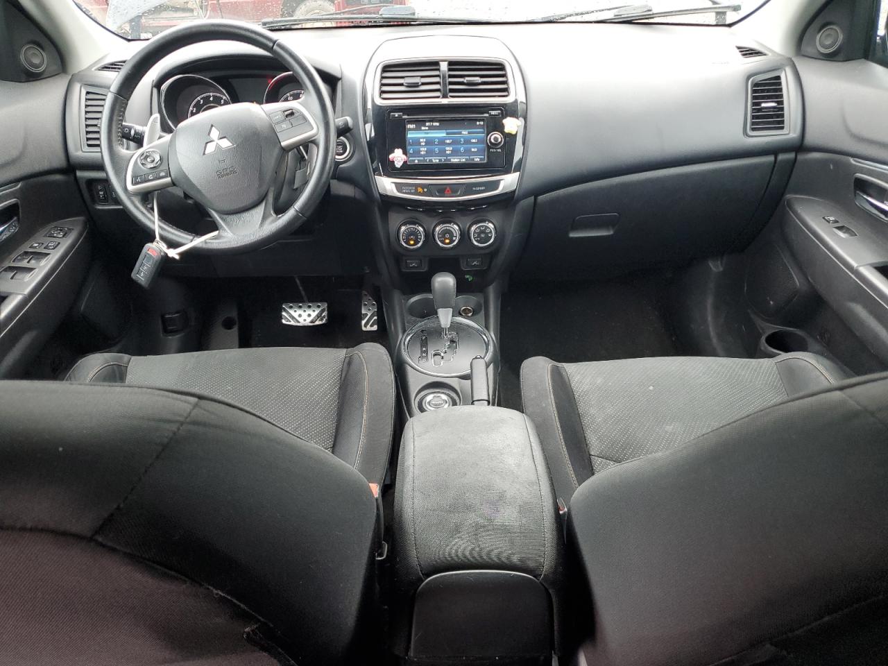 MITSUBISHI OUTLANDER SE