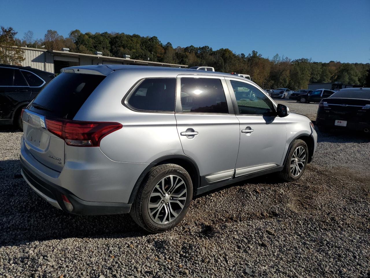 MITSUBISHI OUTLANDER SE