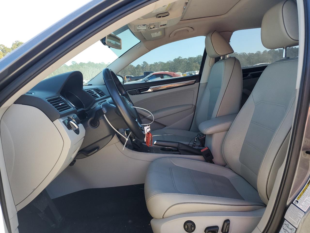 VOLKSWAGEN PASSAT SE