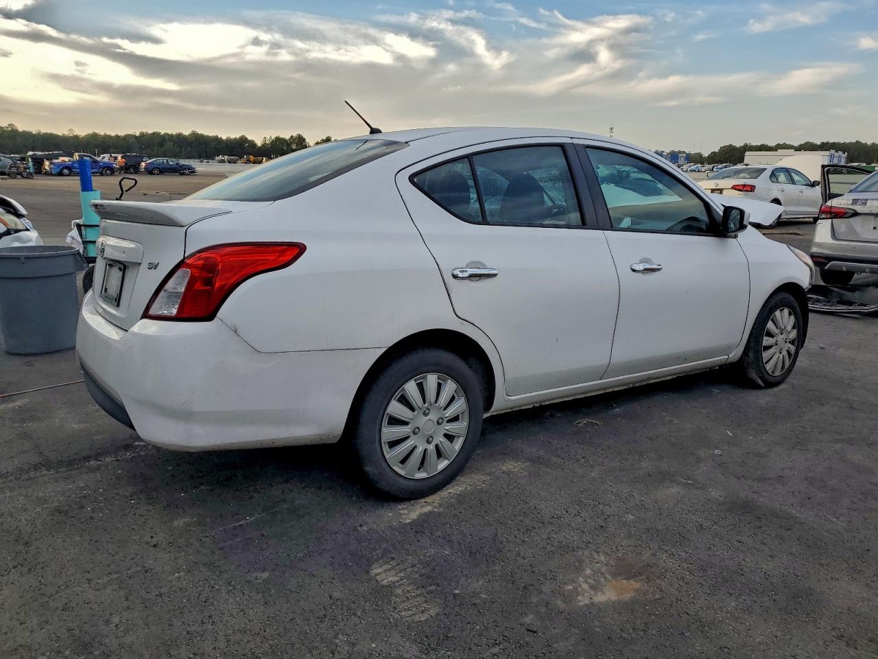 NISSAN VERSA S
