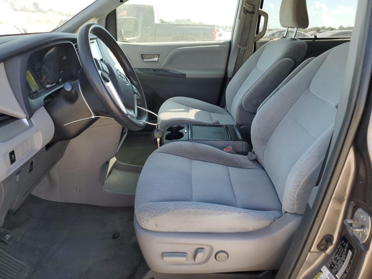 Lot #3315925092 2015 TOYOTA SIENNA LE