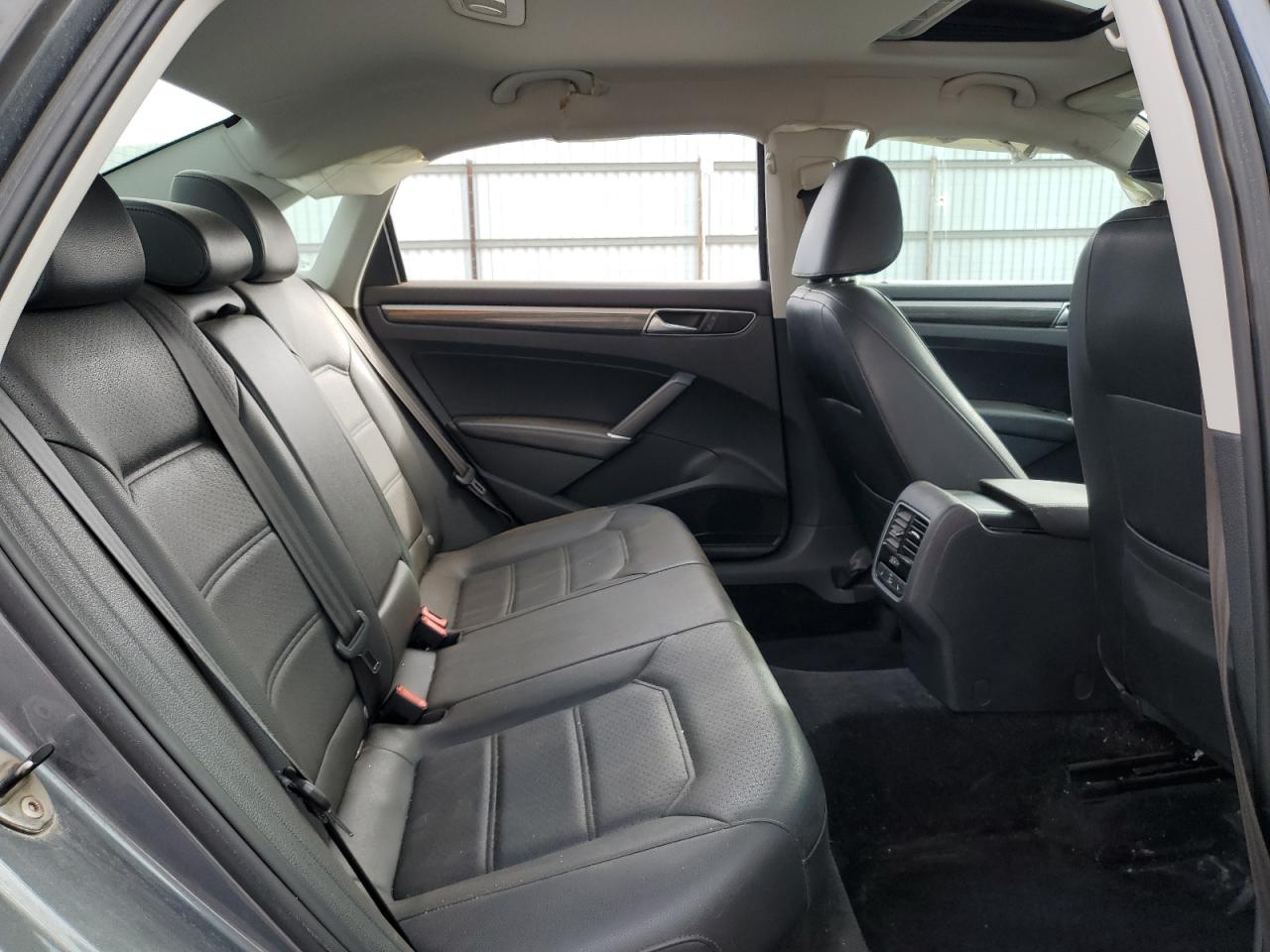 VOLKSWAGEN PASSAT SE