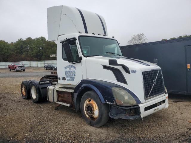 Global Auto Auctions: 2011 VOLVO VN VNL
