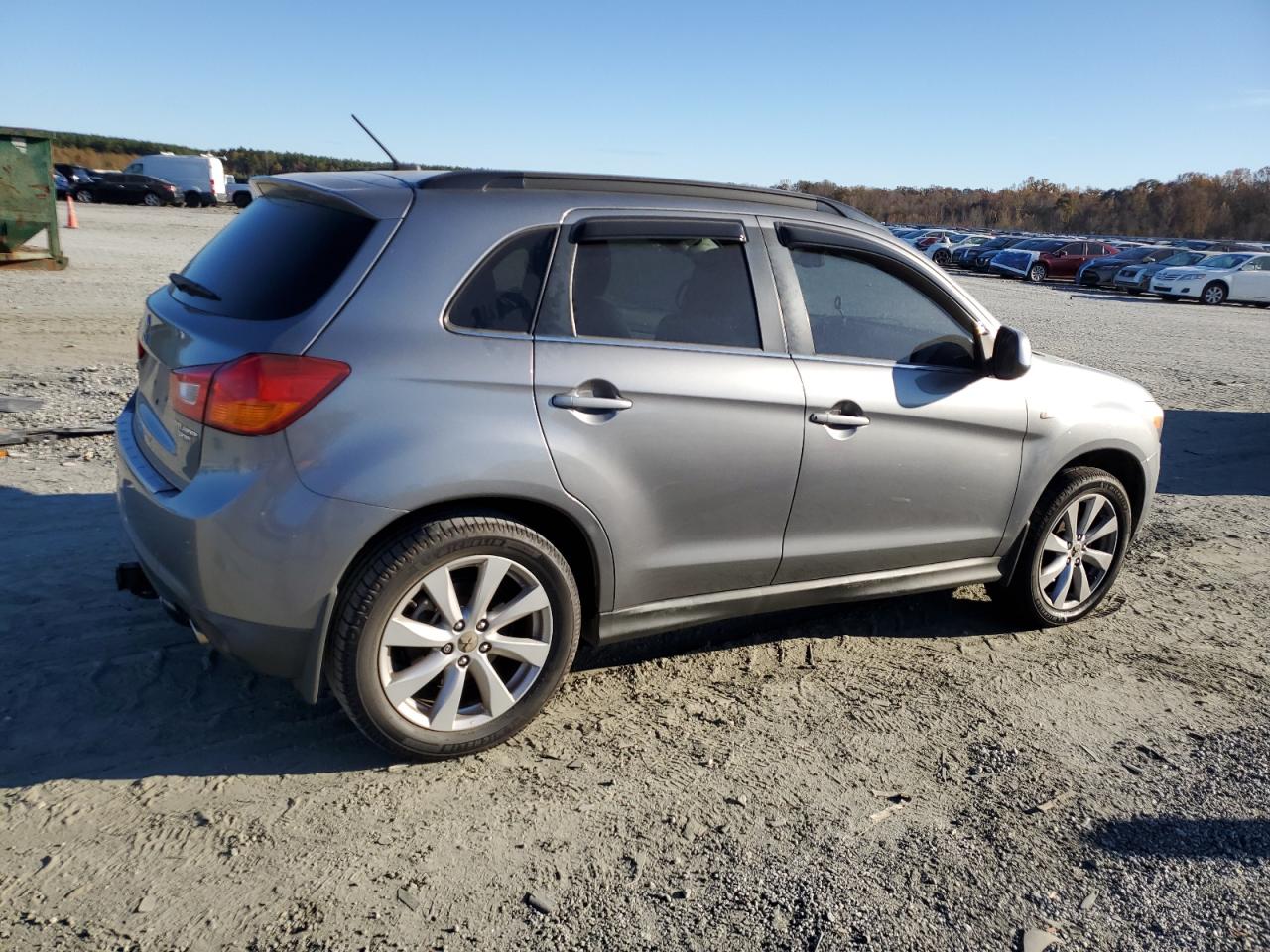 MITSUBISHI OUTLANDER SE