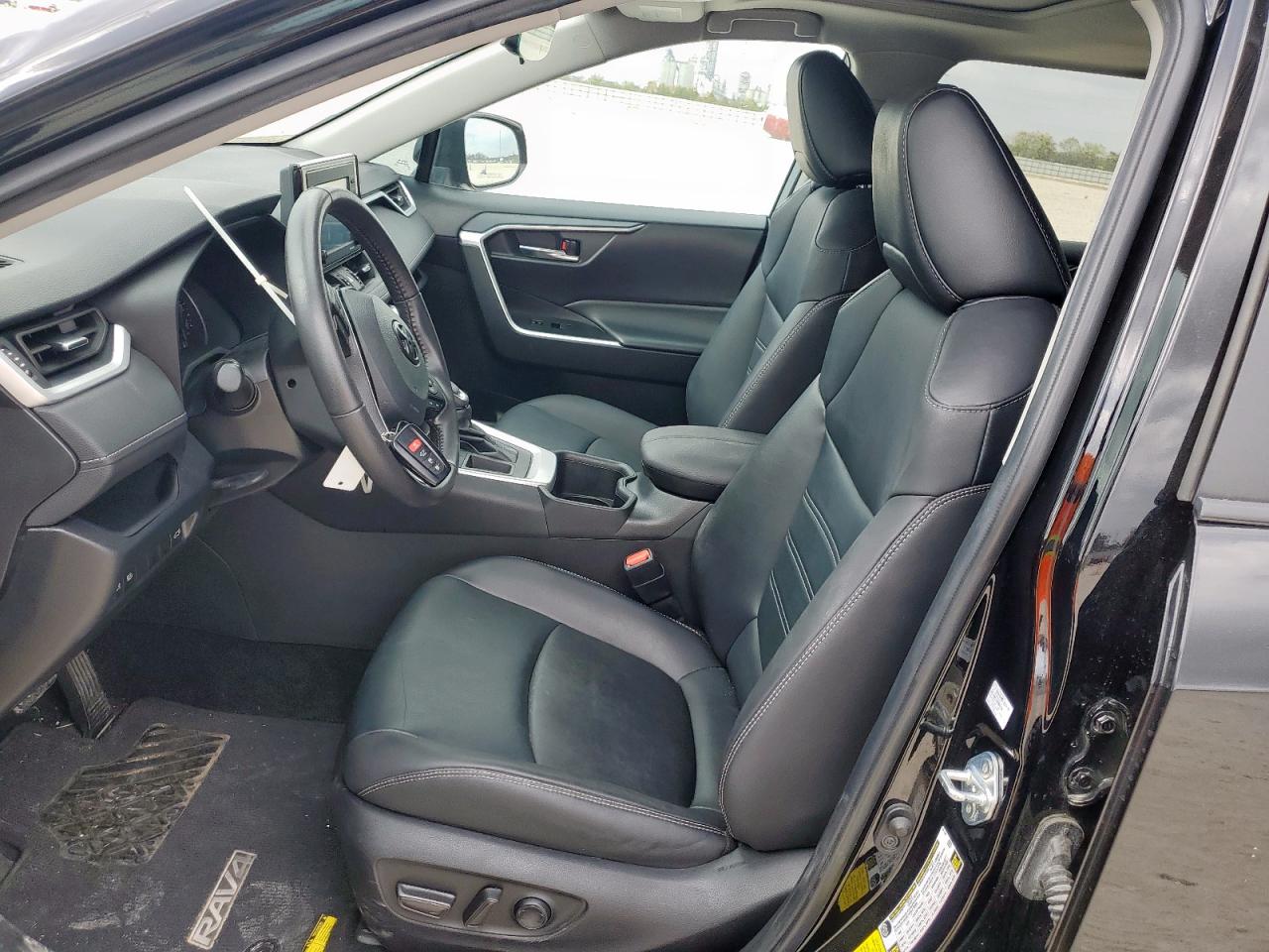 TOYOTA RAV4 XLE PREMIUM