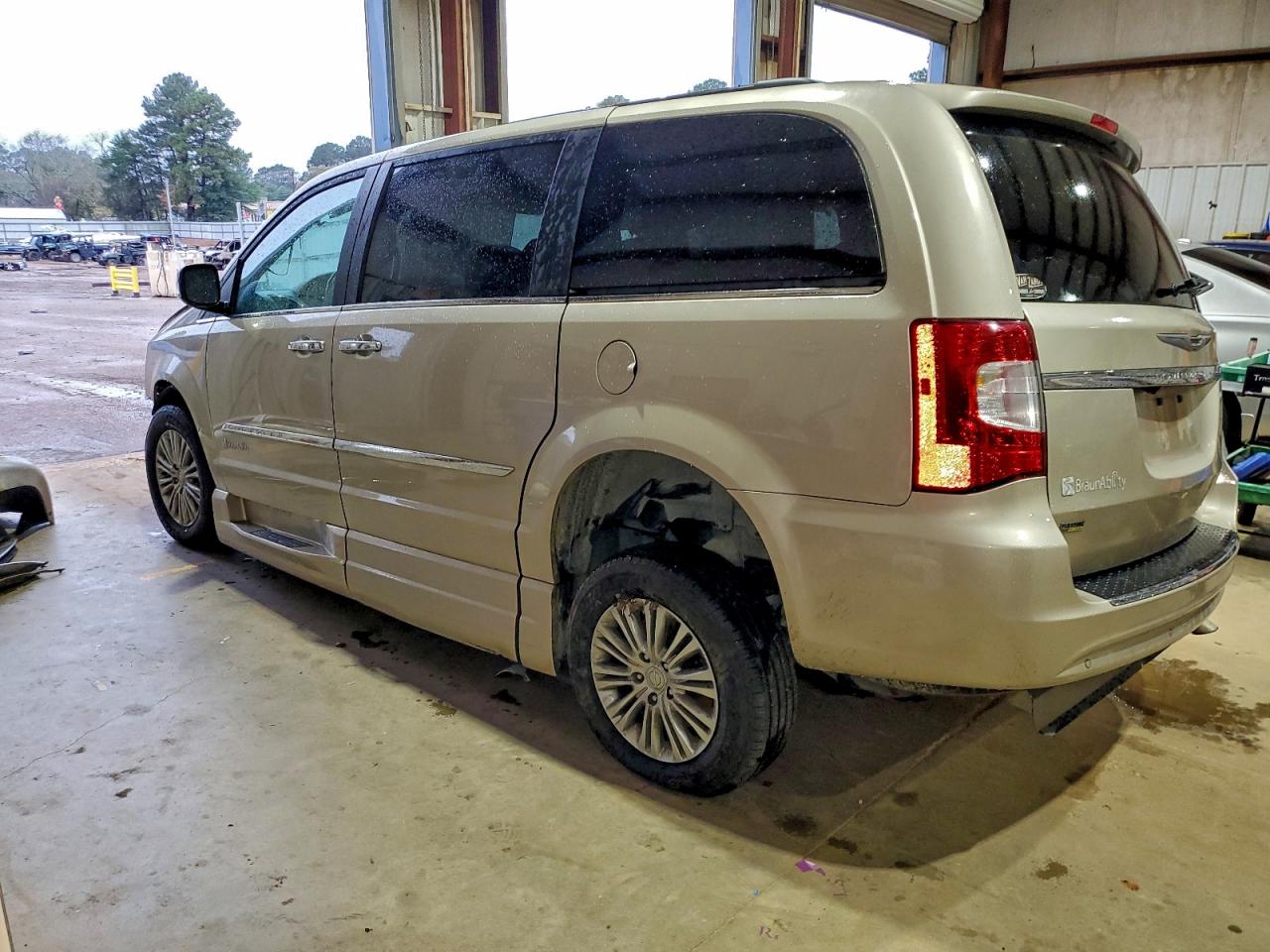 CHRYSLER TOWN & COUNTRY TOURING L