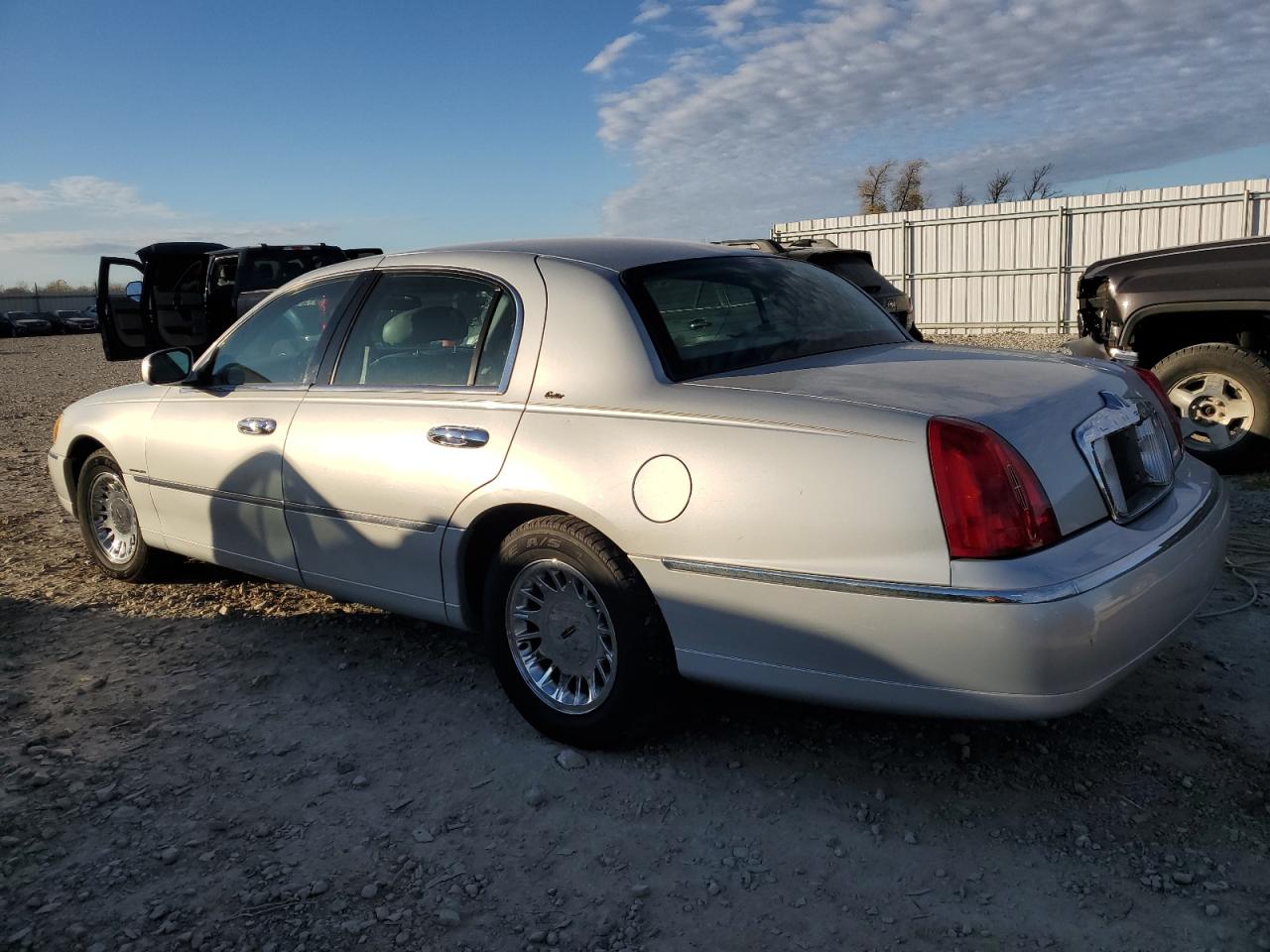 Lot #3301844380 1998 LINCOLN TOWN CAR C