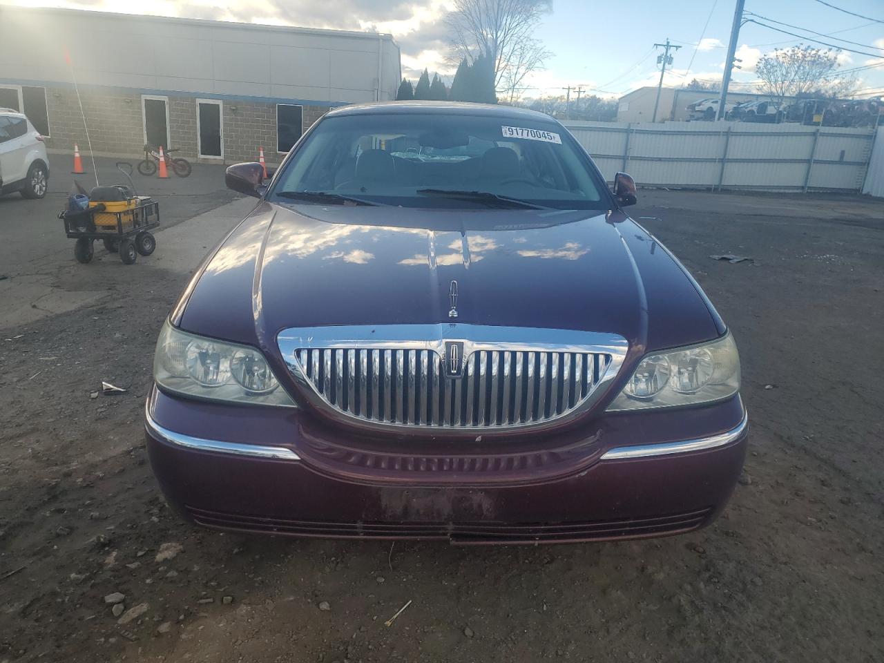 Lot #3296225422 2004 LINCOLN TOWN CAR E