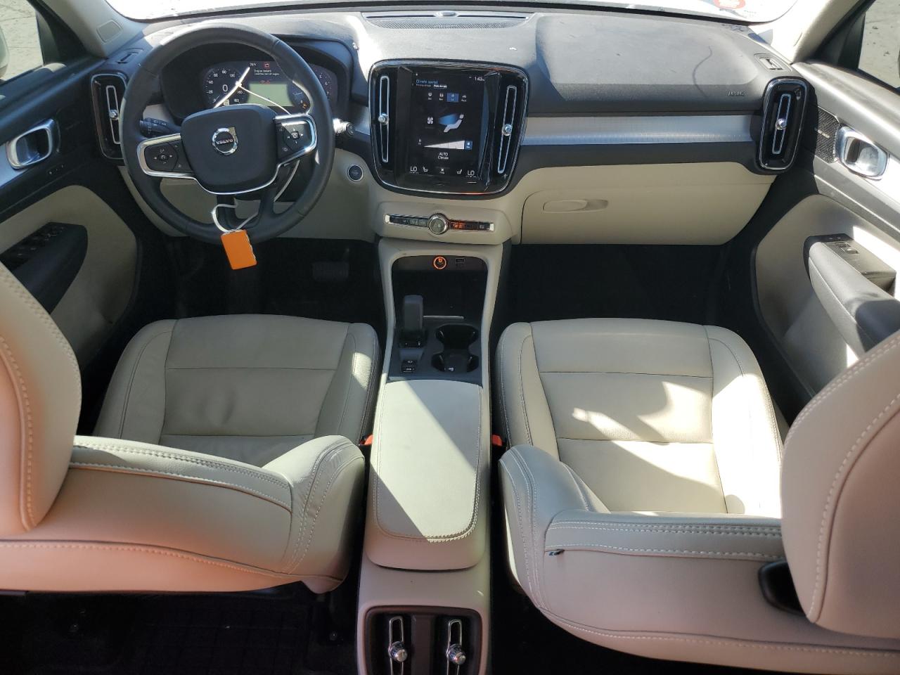 VOLVO XC40 T5 MOMENTUM