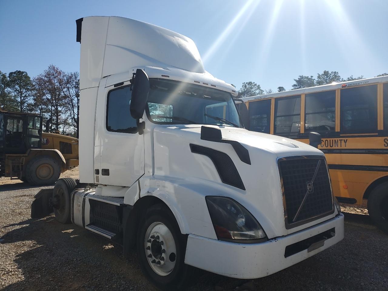 Lot #3297130511 2015 VOLVO VN VNL