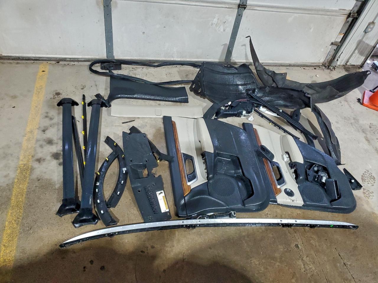 Lot #3301962478 2017 HONDA CR-V TOURI