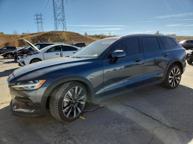 VOLVO V60 CROSS