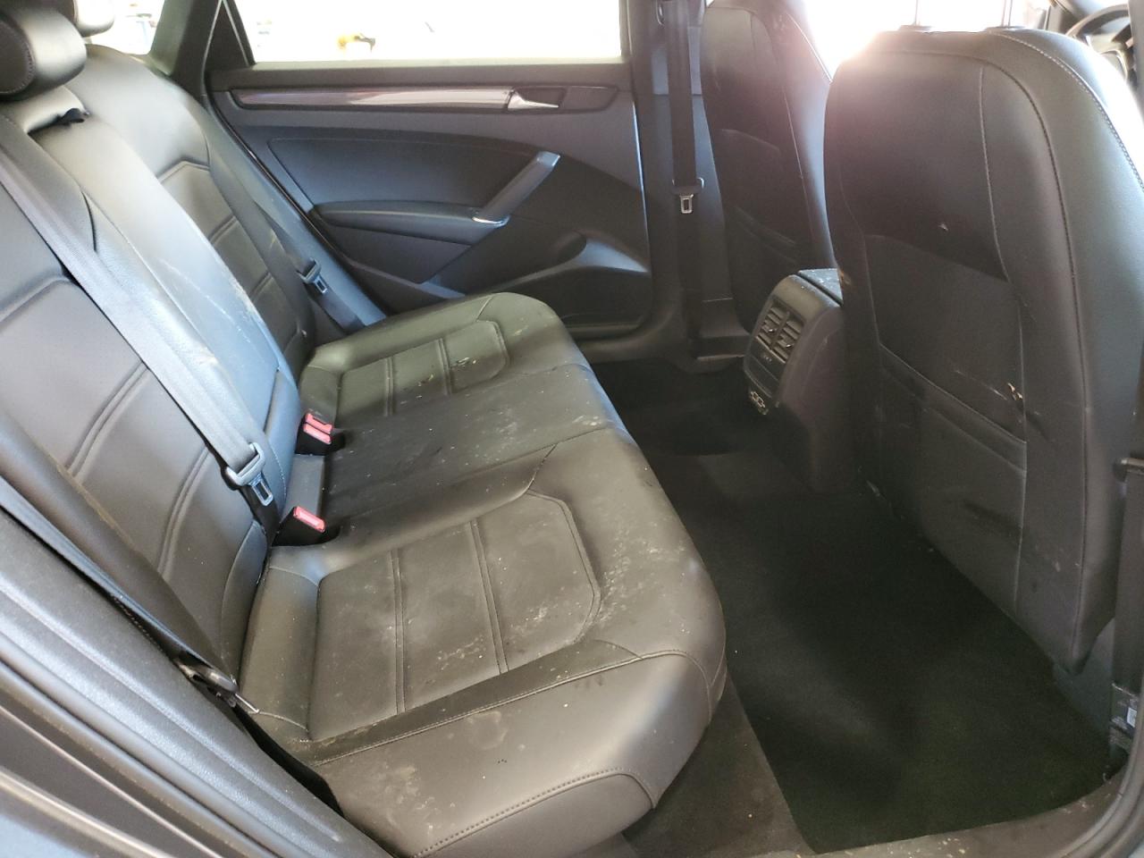 VOLKSWAGEN PASSAT R-LINE