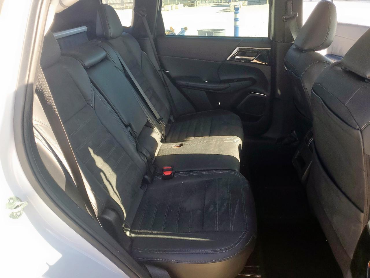 MITSUBISHI OUTLANDER SE