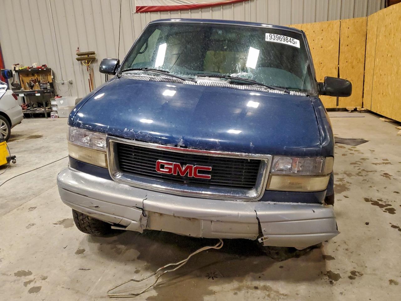 Lot #3311891203 2000 GMC SAFARI XT