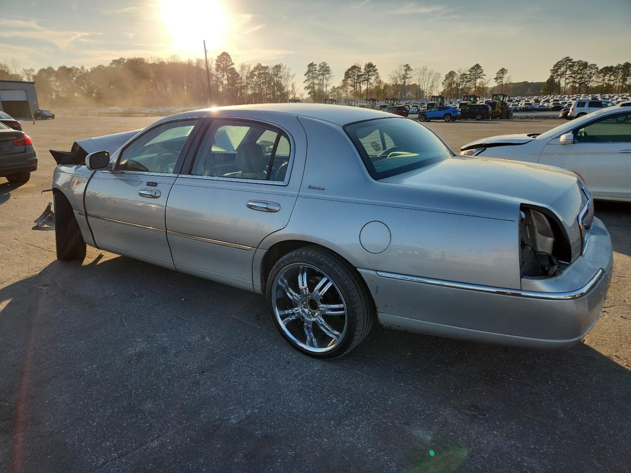 Lot #3301767376 2003 LINCOLN TOWN CAR E