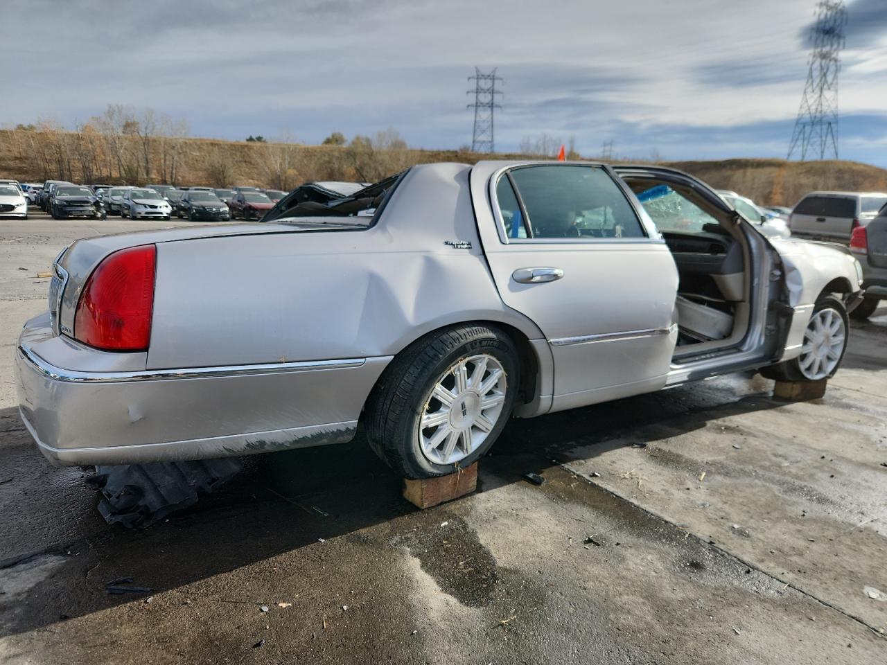 LINCOLN TOWN CAR SIGNATURE LIMITED