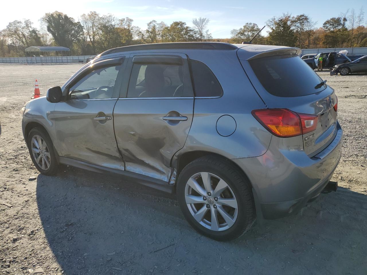 MITSUBISHI OUTLANDER SE