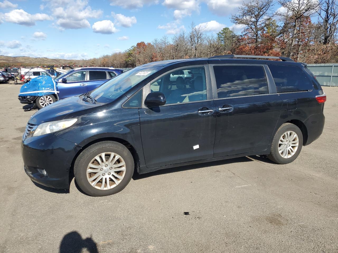 Lot #3308377304 2017 TOYOTA SIENNA XLE